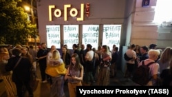 Зрители у театра "Гоголь-центр" после окончания последнего спектакля в сезоне "Я не участвую в войне. К 100-летию Юрия Левитанского"