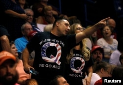 Podržavaoci bivšeg predsednika SAD Donalda Trumpa nose majice sa znakom QAnona na skupu u Pensilvaniji, 2. avgust 2018.