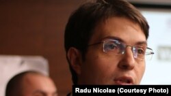 Expertul anticorupție Radu Nicolae consideră că unii politicieni au dorit ca legea să nu fie adoptată așa că au pus semnul egal între avertizor și turnător.