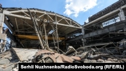Разбор завалов здания ТРЦ "Амстор" в Кременчуге, которое было разрушено в результате ракетных обстрелов российскими военными