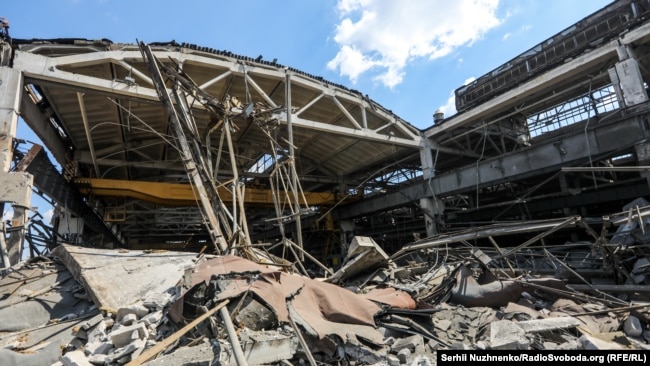 Будівля ТРЦ «Амстор» у Кременчуці, яку було зруйновано внаслідок ракетного обстрілу російськими окупантами