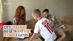 “Nëna e re dhe babai i ri”: Çifti ukrainas do që ta birësojë jetimin e luftës
