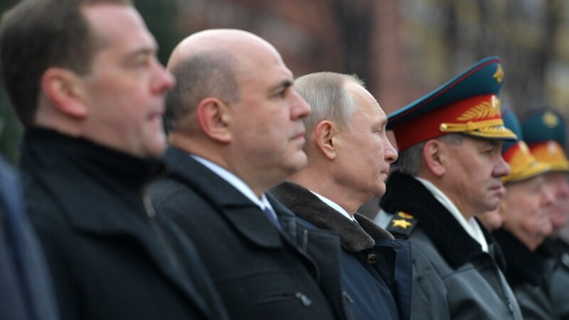 Российское правительство распущено после вступления Владимира Путина в должность
