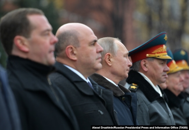 Заступник голови Ради безпеки РФ Дмитро Медведєв, прем'єр-міністр РФ Михайло Мішустін, президент РФ Володимир Путін і міністр оборони РФ Сергій Шойгу (зліва направо)