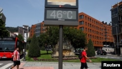 Термометарот покажува 46 степени Целзиусови во Билбао, Шпанија, 17 јуни 2022 година.