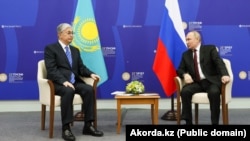 Президент Казахстана Касым-Жомарт Токаев (слева) и президент России Владимир Путин. Санкт-Петербург, 17 июня 2022 года