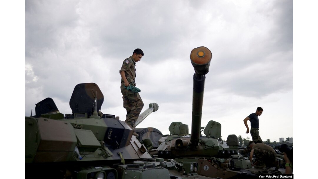 Un grup de soldați francezi staționați la baza militară de la Mihail Kogălniceanu, înainte de vizita președintelui Franței în România, 14 iunie 2022.