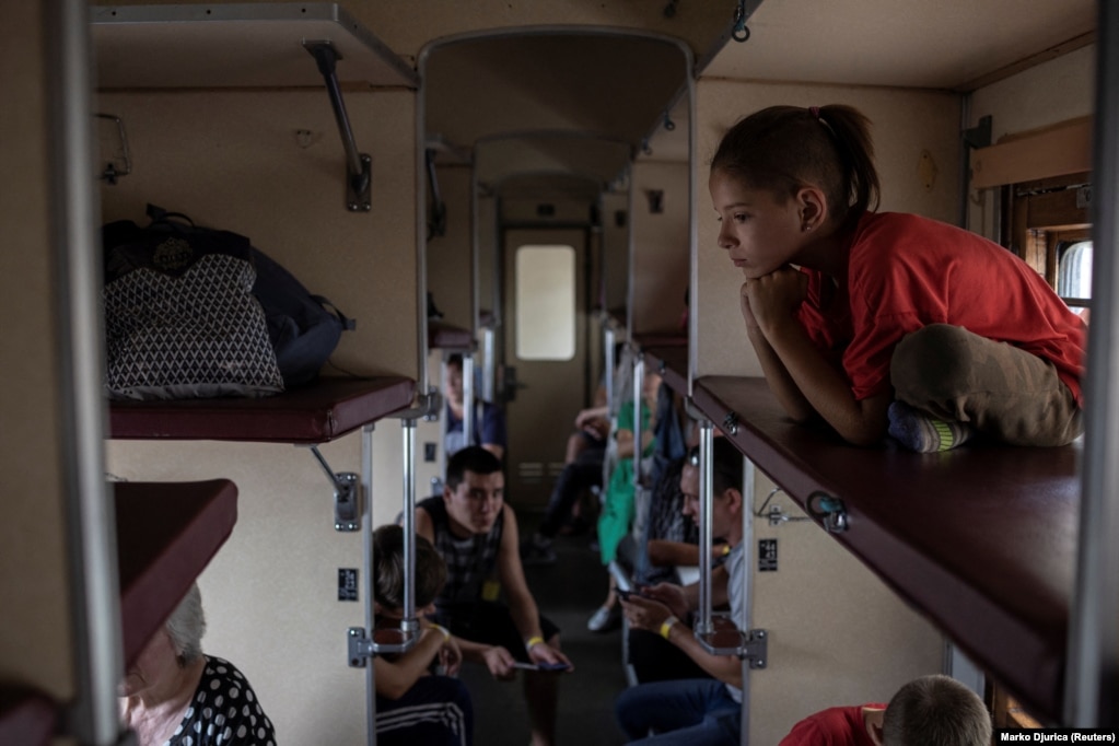 Pamje brenda një prej vagonëve të trenit që evakuon civilë drejt zonave më të sigurta të Ukrainës. 
