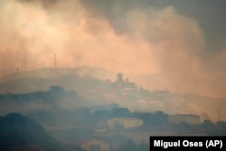 دود ناشی از آتش گرفتن جنگل‌ها بر فراز منطقه‌ای در شمال اسپانیا، یکشنبه، ۲۹ خرداد