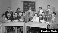 "Голос Америки" вещает на всех языках. Рекламное фото.