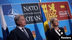 Finski predsjednik Sauli Niinisto i švedska premijerka Magdalena Andersson na konferenciji za novinare tokom NATO samita u Madridu, juni 2022.