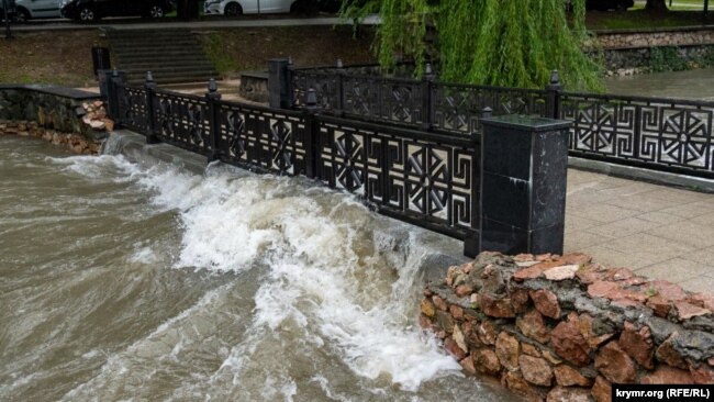 Вода поднялась в реке Салгир, Симферополь, 27 июля 2022 года