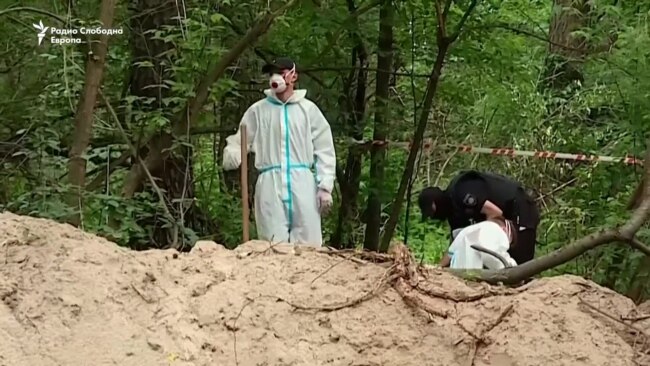 Откриени тела на застрелани во масовна гробница кај Киев