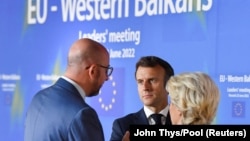 Френският президент Еманюел Макрон разговаря с председателката на Европейската комисия Урсула фон дер Лайен и президента на Европейския съвет Шарл Мишел преди началото на среща в Брюксел за Западните Балкани. 23 юни, 2022 г.