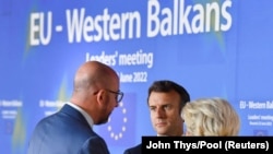 Emmanuel Macron francia elnök, Ursula von der Leyen, az Európai Bizottság elnöke és Charles Michel, az Európai Tanács elnöke beszélget az EU–Nyugat-Balkán-találkozó előtt Brüsszelben 2022. június 23-án