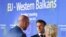 Emmanuel Macron francia elnök, Ursula von der Leyen, az Európai Bizottság elnöke és Charles Michel, az Európai Tanács elnöke beszélget az EU–Nyugat-Balkán-találkozó előtt Brüsszelben 2022. június 23-án