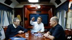 Emmanuel Macron francia elnök (középen), Olaf Scholz német kancellár és Mario Draghi olasz miniszterelnök vonattal utazott Lengyelországból Kijevbe június 16-án, hogy a június 29–30-i NATO-csúcs előtt találkozzon Volodimir Zelenszkij ukrán elnökkel