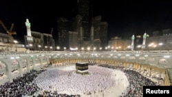 Muszlim zarándokok imádkoznak a Kába-kő körül a nagymecsetben, Mekkában 2022. július 1-jén