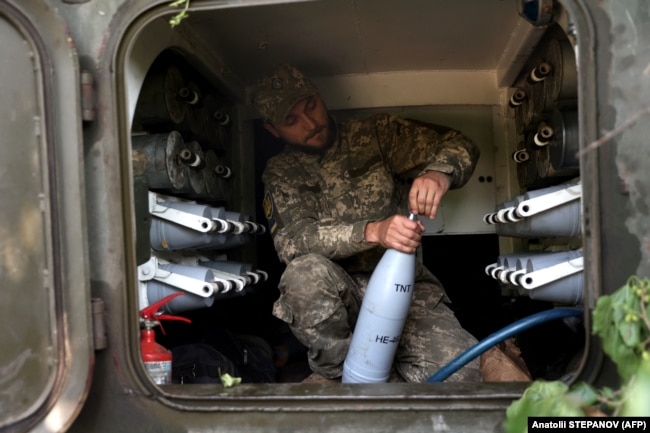 Український військовий гоотується вести артилерійський вогонь. Фото зроблене поблизу Лисичанська у Луганській області. 14 червня 2022 року