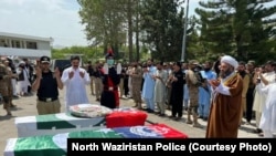 مراسم تدفین دو پولیس که در وزیرستان شمالی کشته شدند.