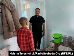 Отець Олексій Філюк цікавиться потребами переселенців