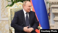 Владимир Путин по време на посещението си в Ашхабат.