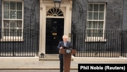 Boris Johnson bejelentést tesz a Downing Street 10. előtt, Londonban 2022. július 7-én