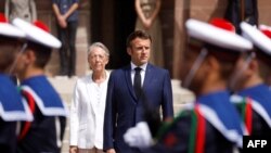 Presidenti francez, Emmanuel Macron dhe kryeministrja Elisabeth Borne marrin pjesë në një ceremoni që shënon 82-vjetorin e thirrjes së rezistencës të gjeneralit të ndjerë francez, Charles de Gaulle, në memorialin Mont Valerien në Suresnes. Francë. 18 qershor 2022