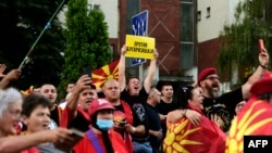 Протестиращи в Скопие срещу френското предложение за споразумение със София, 2 юли
