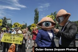 Protest, în fața Guvernului, față de proiectele de lege privind securitatea națională. Protestul a avut loc în timp ce Serviciul Român de Informații își prezenta bilanțul pe anul 2021.