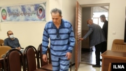 جمشید شارمهد با لباس زندان در دادگاه