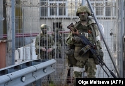Российские военнослужащие патрулируют Каховскую ГЭС в Херсонской области, май 2022 года