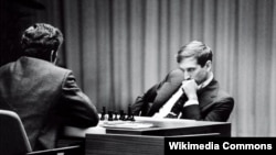  Борис Спаски (в гръб) и Боби Фишер в Рейкявик през 1972 година 