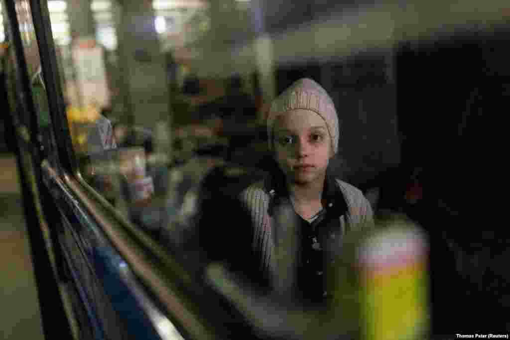 A 7 éves Veronika Saposnik egy menedékként szolgáló metrókocsiban a harkivi földalatti egyik állomásán. A fénykép március 24-én készült, amikor Veronikáék már egy hónapja éltek a föld alatt