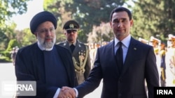 Türkmenistanyň prezidenti Serdar Berdimuhamedow ikinji gün Eýranyň prezidenti Seýed Ebrahim Raisi bilen. Arhiw suraty
