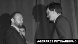 Constantin Dudu Ionescu la depunerea jurământului în calitate de ministru al Apărării Naționale. În dreapta, premierul Victor Ciorbea. 13 februarie 1998