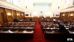 Депутатите от трите опозиционни партии и бившият коалиционен партньор "Има такъв народ" не влязоха в зала