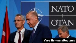 Recep Tayyip Erdoğan a madridi NATO-csúcson 2022. június 28-án