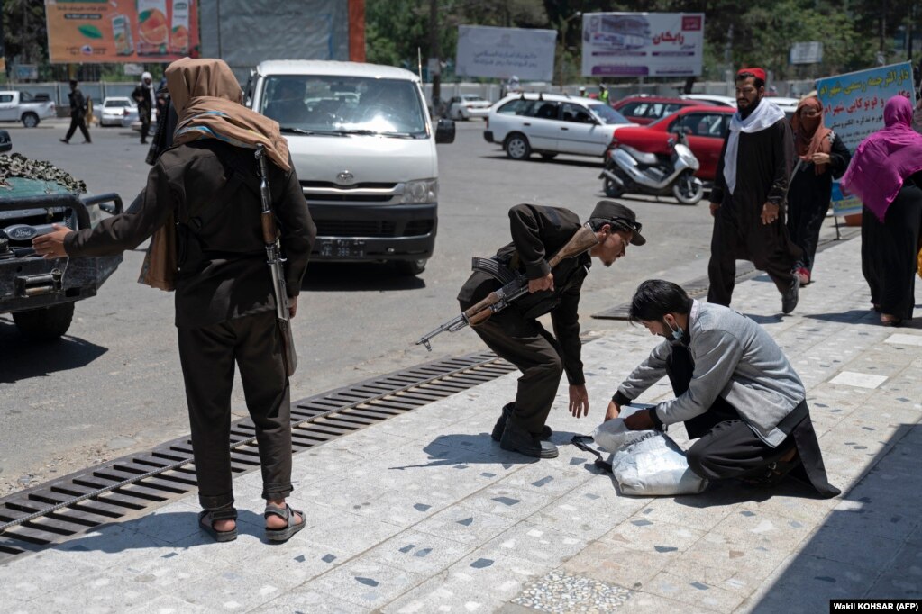Një luftëtar taliban kontrollon valixhen e një këmbësori përgjatë një rruge të bllokuar para një takimi të planifikuar të&nbsp;këshillit të liderëve fisnorë dhe fetarë në Kabul, më 29 qershor.