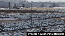 ახალწარმოებული ავტომანქანები „ფოლკსვაგენის" ქარხნის სადგომზე კალუგაში. 30 მარტი, 2022 წელი