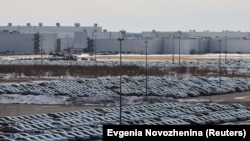 Mașini noi în parcarea uzinei Volkswagen Group Rus din Kaluga, Rusia, 30 martie 2022