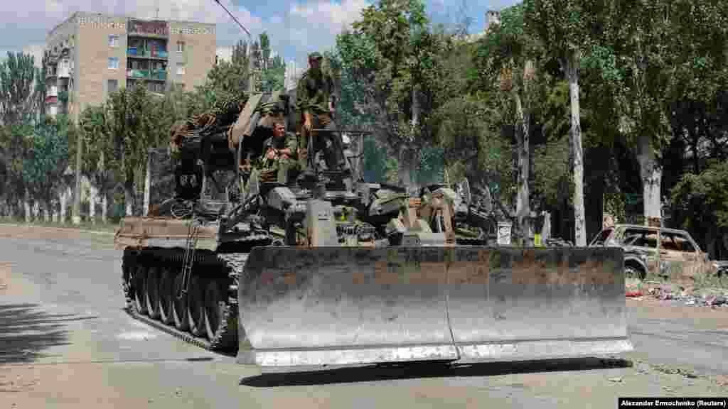 Pripadnici separatističkih snagea na borbenom buldožeru u gradu Lisičansku. &nbsp;