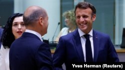 Kancelari gjerman, Olaf Scholz dhe presidenti francez, Emmanuel Macron flasin gjatë takimit të vendeve të Ballkanit Perëndimor dhe liderëve të BE-së, në Bruksel, Belgjikë. 23 qershor 2022.