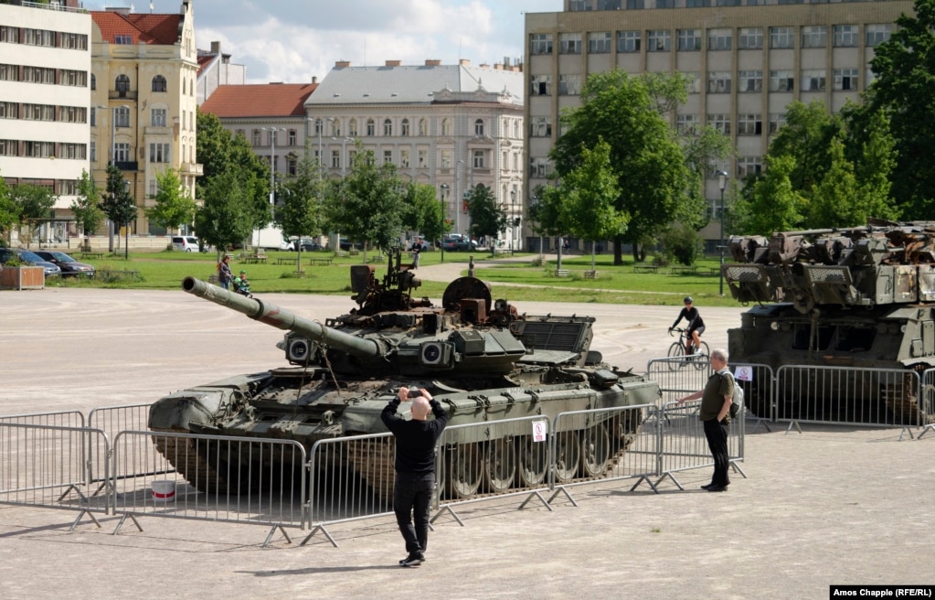 Njerëzit duke shikuar një tank të dëmtuar rus T-90A, të ekspozuar në parkun qendror të Pragës më 11 korrik. Ekspozita e gjashtë automjeteve ushtarake ruse të dëmtuara gjatë pushtimit të Ukrainës do të hapet zyrtarisht nga kryebashkiaku i Pragës, Zdenek Hrib.