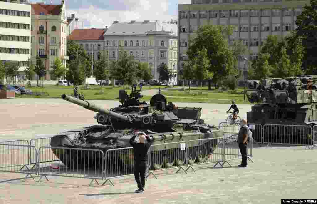 Людзі разглядаюць пашкоджаны расейскі танк Т-90А ў цэнтральным парку Прагі, 11 ліпеня 2022 году. Выставу, на якой прадстаўлены шэсьць расейскіх баявых машын, пашкоджаных падчас уварваньня ва Украіну, афіцыйна адкрыў мэр Прагі Здэнек Гржыб.
