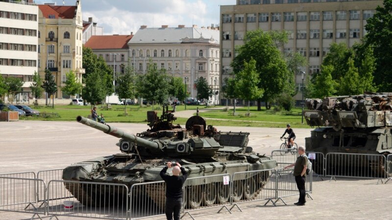 Izložba uništenih ruskih tenkova u Pragu