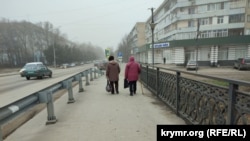Женщины на мосту через речку Степную, январь 2022 года