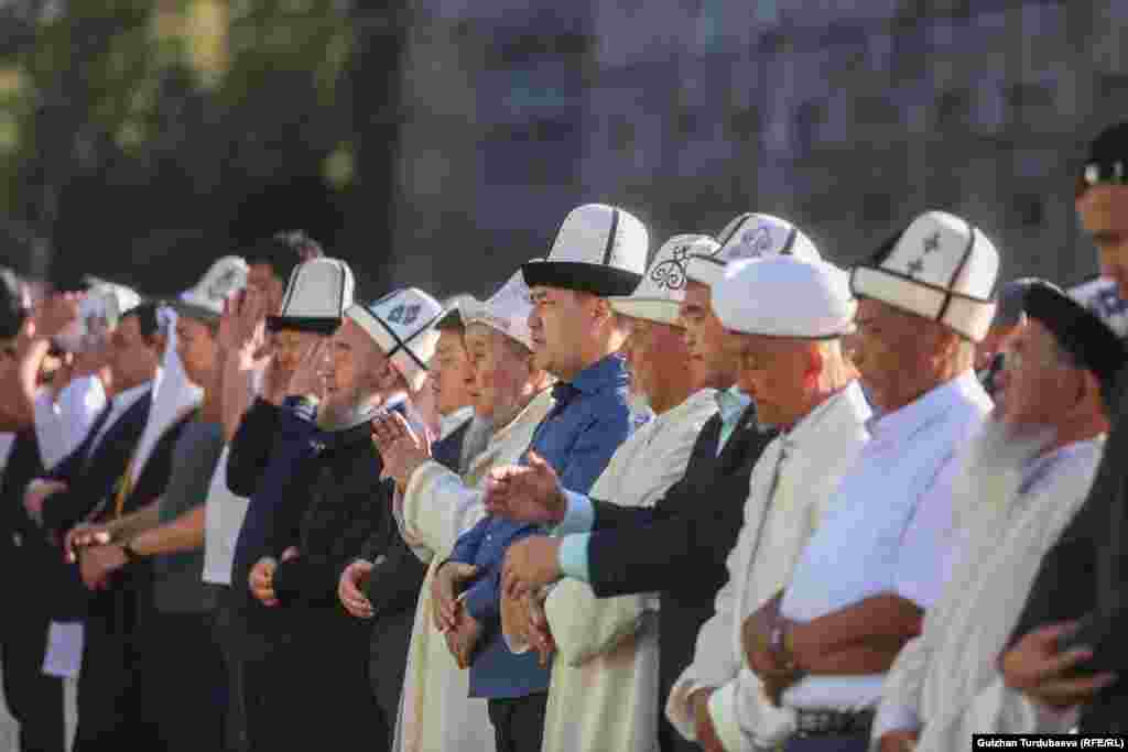 Besimtarët duke falur Kurban Bajramin në Bishkek të Kirgizisë.