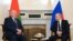Президентът на Русия Владимир Путин (вдясно) на среща с беларуския си колега Александър Лукашенко в Санкт Петербург, 25 юни 2022 г.
