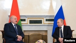 Presidenti bjellorus Alexander Lukashenka, u takua me presidentin rus Vladimir Putin në Shën Petersburg më 25 qershor, 2022.